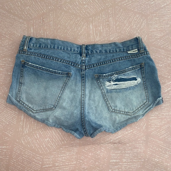BILLABONG SHORTS 💗 - Picture 2 of 4